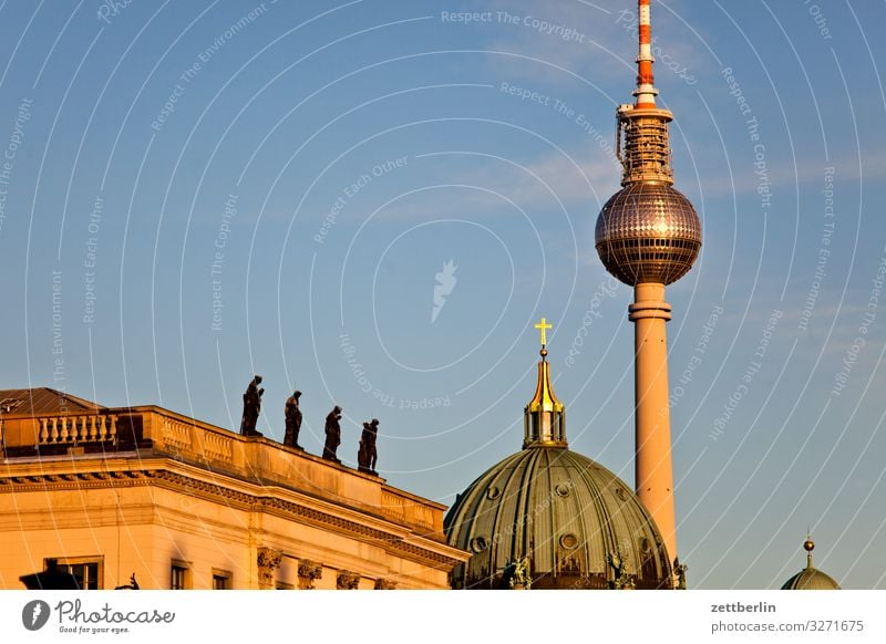 DHM, Dom und Fernsehturm Alexanderplatz Architektur Berlin Großstadt Berliner Fernsehturm Hauptstadt Himmel Himmel (Jenseits) Stadtzentrum Menschenleer