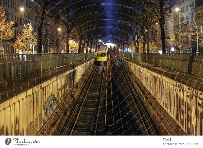 Ecke Schönhauser Berlin Prenzlauer Berg Stadt Hauptstadt Stadtzentrum Altstadt Fußgängerzone Menschenleer Haus Tunnel Bauwerk Verkehr Verkehrsmittel