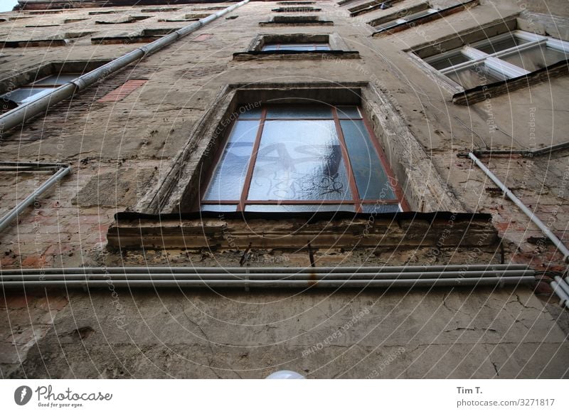 Treppenhausfenster Prenzlauer Berg Stadt Hauptstadt Stadtzentrum Altstadt Menschenleer Haus Bauwerk Gebäude Fenster Häusliches Leben Zeit Hinterhof Altbau