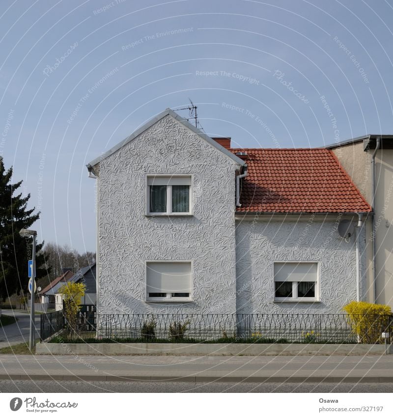 Hausputz Einfamilienhaus Traumhaus Hütte Bauwerk Gebäude Architektur Mauer Wand Garten Fenster Dach Dachrinne Antenne Fassade Putzfassade alt gruselig hässlich