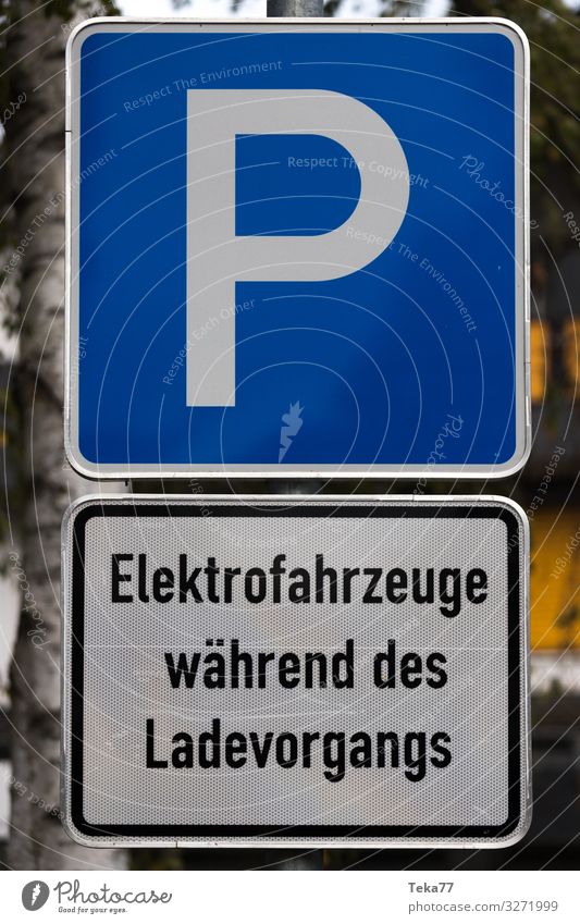 #Elektroparkplatz Verkehr Verkehrsmittel Verkehrswege Personenverkehr Bewegung E-auto Elektro auto Elektrofahrzeug Tesla Parkplatz Farbfoto Außenaufnahme