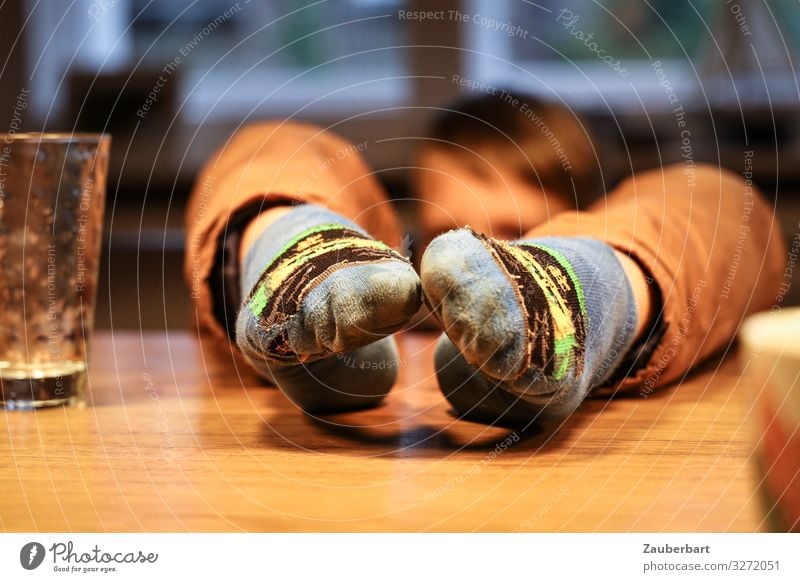 Tischmanieren Tasse Becher Kindererziehung Junge Kindheit Fuß 1 Mensch 3-8 Jahre Hose Strümpfe Essen sitzen frech klein blau braun Coolness Unlust Ärger trotzig