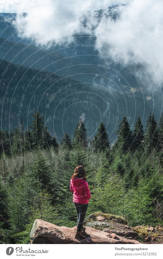 Mädchen betrachtet Bergblick im Schwarzwald Deutschland Ferien & Urlaub & Reisen Ausflug Abenteuer Freiheit Sommer wandern Junge Frau Jugendliche Erwachsene 1