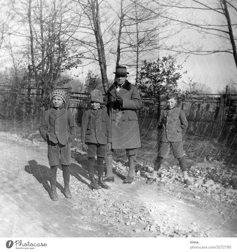 Vater mit Söhnen maskulin Junger Mann Jugendliche Erwachsene Geschwister Bruder 4 Mensch Winter Schönes Wetter Baum Wege & Pfade Hose Jacke Mantel Hut Mütze