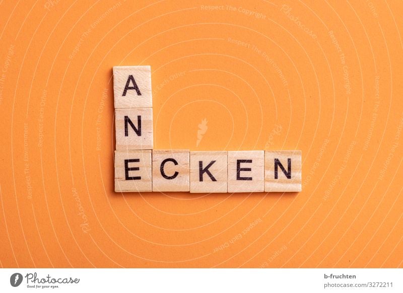 anecken Bildung Arbeitsplatz Wirtschaft Business Karriere Erfolg Schriftzeichen lesen orange Konkurrenz unbequem stoßen auffallen Scrabble Wort Wortspiel Ecke