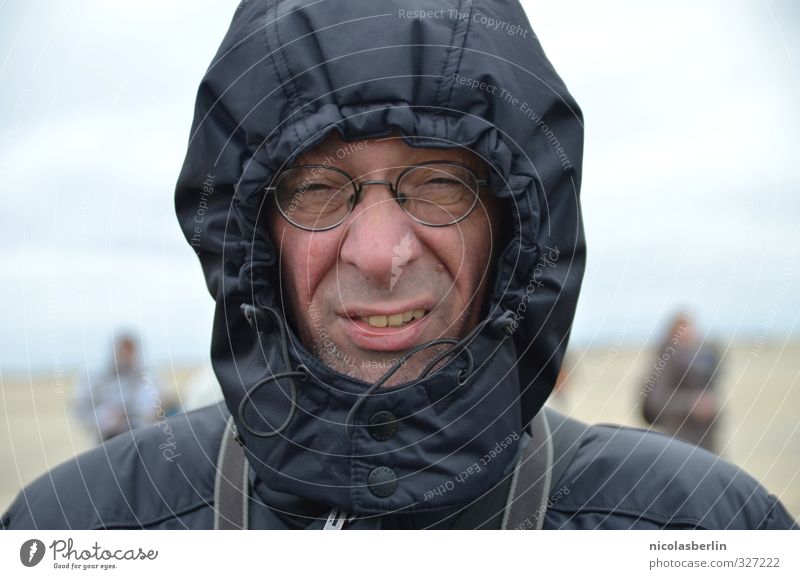 MP65 - Römö Wind Abenteuer Expedition Strand Mann Erwachsene 1 Mensch schlechtes Wetter Unwetter Jacke Mütze kalt Erschöpfung Frustration Regen Farbfoto