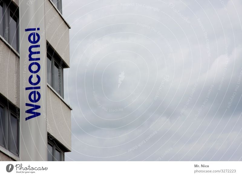 Welcome Home Himmel Wolken Stadt Haus Hochhaus Gebäude Architektur Fassade Fenster Häusliches Leben Willkommen Fahne Hotel Schriftzeichen