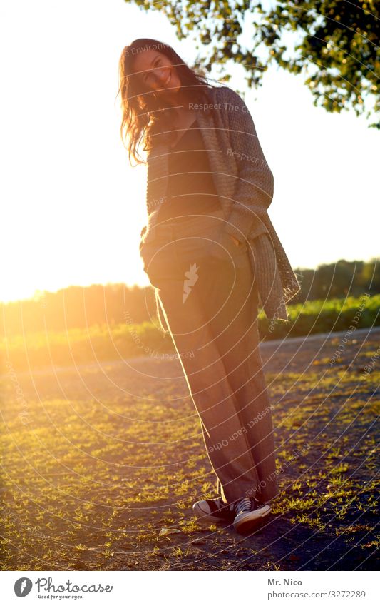 Sunny Lifestyle schön feminin Frau Erwachsene 1 Mensch 45-60 Jahre Natur Landschaft Schönes Wetter Park Wiese langhaarig Lächeln stehen natürlich Freude Glück