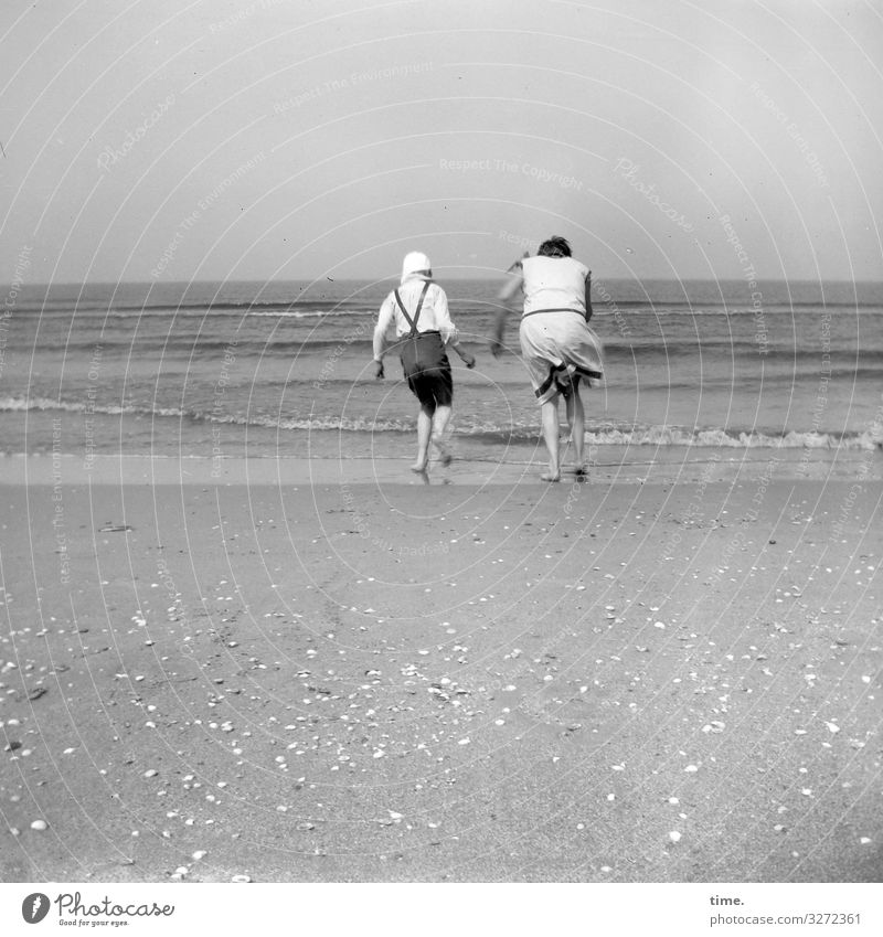 steife Brise meer windig sommer muscheln wellen urlaub leben laufen gemeinsam zusammen horizont sand strand küste ferien analog sw schwarzweiß lebendig