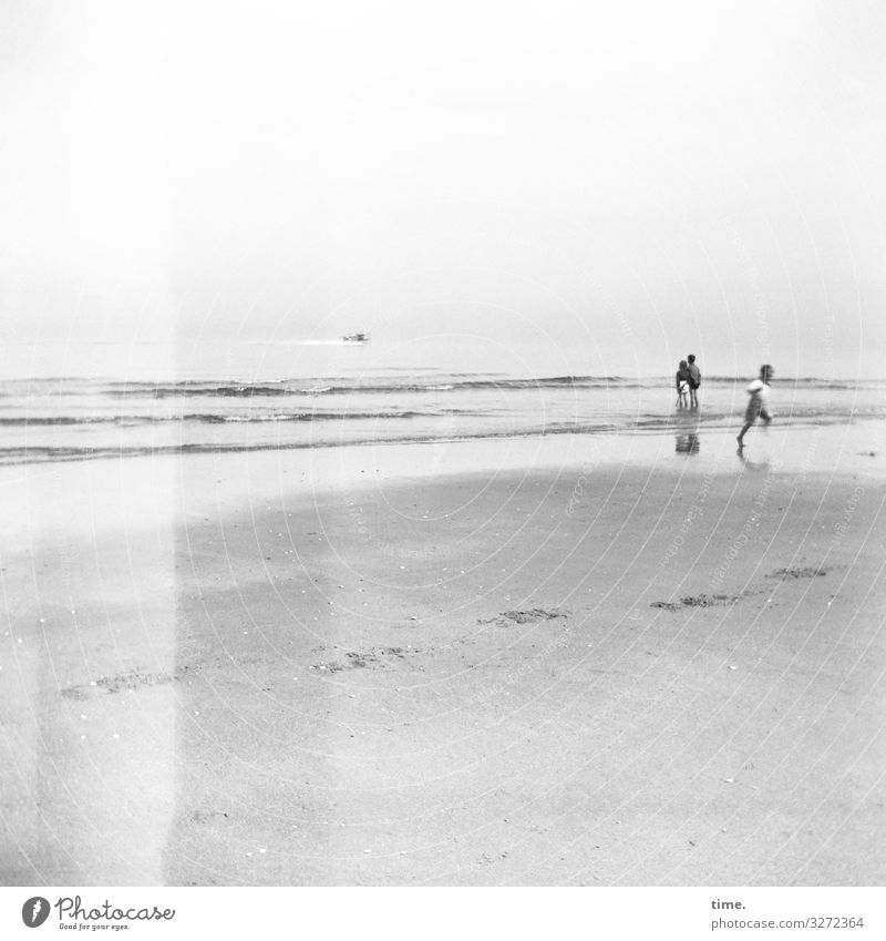 Fernglas holen, Schiffe gucken meer sommer wellen urlaub leben laufen rennen gemeinsam zusammen schiff horizont stehen sand strand fußspuren küste ferien analog