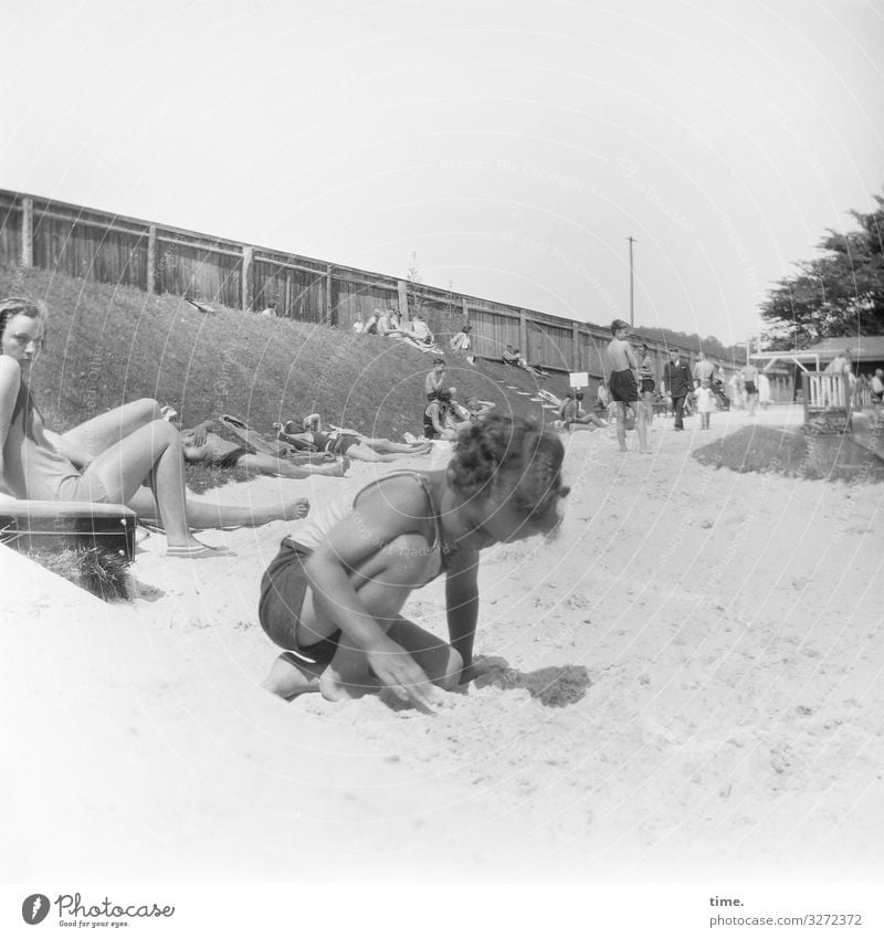 das muss noch fertig heute (2) Ferien & Urlaub & Reisen Freibad Baustelle maskulin feminin Menschenmenge Sand Sommer Schönes Wetter Wiese Hügel Wege & Pfade