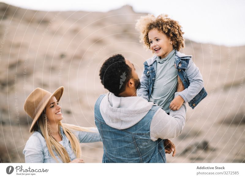 Fröhliches multiethnisches Familientreffen über die Natur Spaß Eltern Kleinkind spielen ruhen Sand Lächeln Glück heiter Lifestyle modern Kind Mann Bonden Liebe