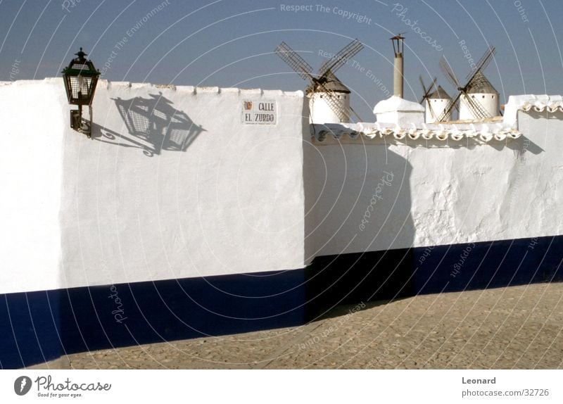 Spanische Mühlen Haus Mauer Spanien weiß Architektur lanterne Straße blau Schatten mill white sun shine shade lamp candel spain