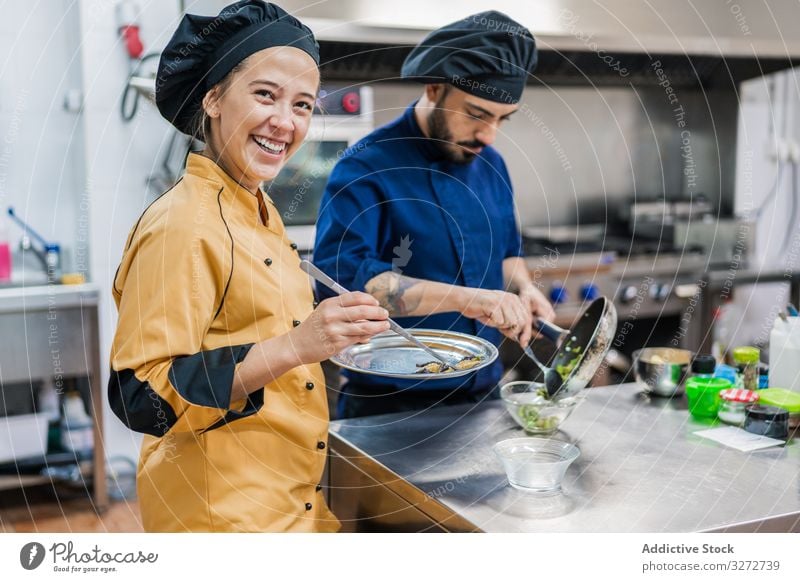 Profiköche bei der Zubereitung von Speisen in der Restaurantküche Kollegen Küche Arbeit vorbereiten Küchenchef Assistent professionell Koch Lebensmittel