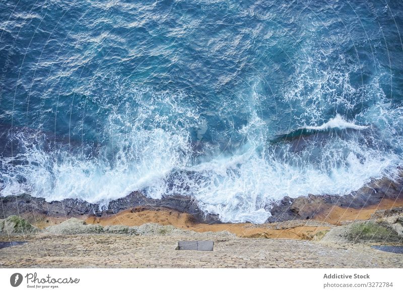 Schönes blaues Meer unter großem Berg Meereslandschaft Berge u. Gebirge Wasser Küste Ufer türkis winken schäumen Gipfel Frieden Felsen schön reisen Sommer Natur