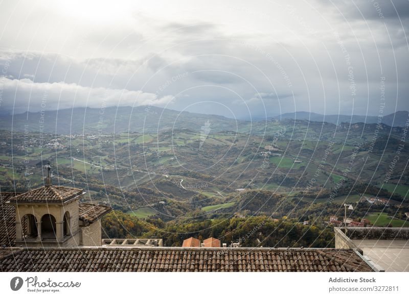 Atemberaubende Landschaft mit Gärten und Grastal Burg oder Schloss Baum Garten Straße Großstadt Top San Marino Italien Feld reisen atemberaubend Tourismus Park