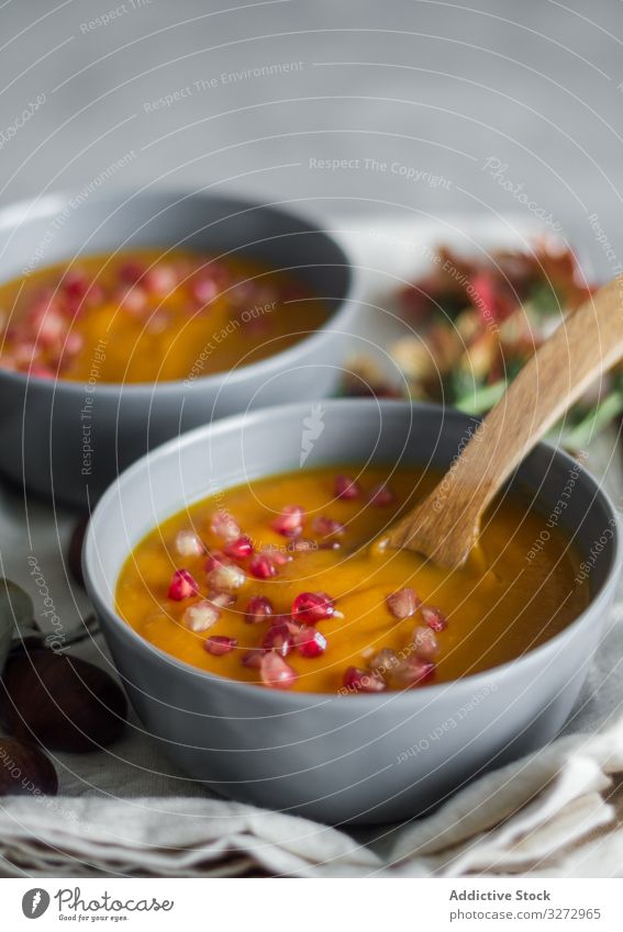 Servierte Schüsseln mit köstlicher Kürbissuppe Schalen & Schüsseln Suppe Kastanie Koch serviert Sahne Küche Tisch Ordnung Layout frisch Mahlzeit Vegetarier