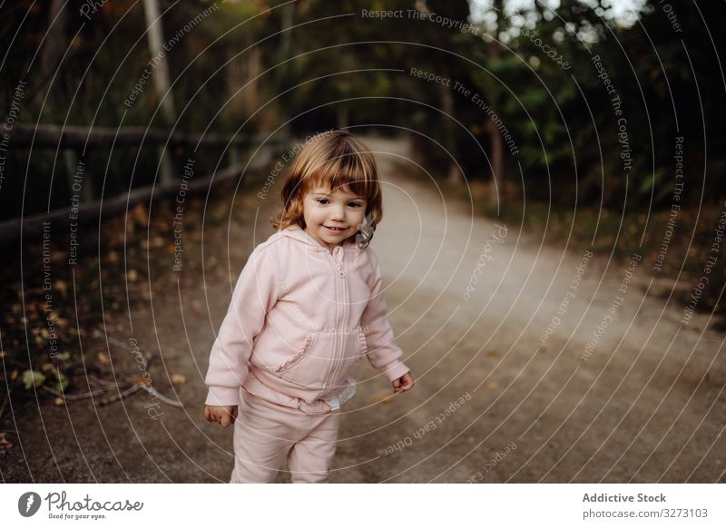 Fröhliches Mädchen im Park aktiv spielerisch Spaß heiter Kindheit Natur Freude Aktivität Genuss begeisterte Garten freudig Unschuld Vergnügen Feiertag