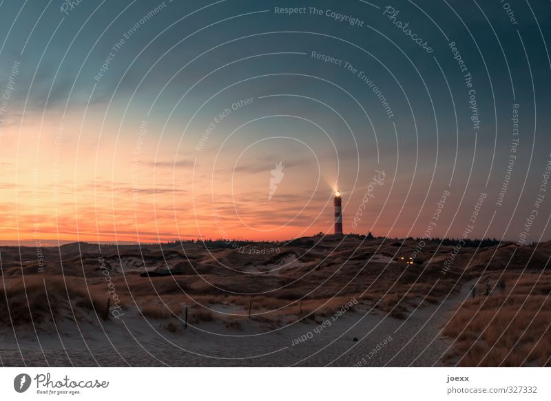 Nachtwache Natur Landschaft Himmel Wolken Horizont Sonnenaufgang Sonnenuntergang Sommer Schönes Wetter Strand Insel Amrum Düne Leuchtturm leuchten alt hell blau