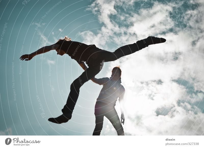 rømø | learning to fly Trampolin Mensch maskulin feminin Frau Erwachsene Mann 2 18-30 Jahre Jugendliche Umwelt Luft Himmel Wolken Klima Wetter Schönes Wetter