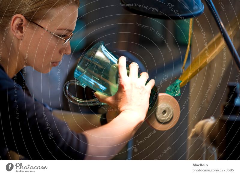 Glasschleiferin Beruf Fabrik Frau Erwachsene Schleife ästhetisch Design Arbeiter Glashütte Glasbläser Produktion produzieren Schleifmaschine Poliert