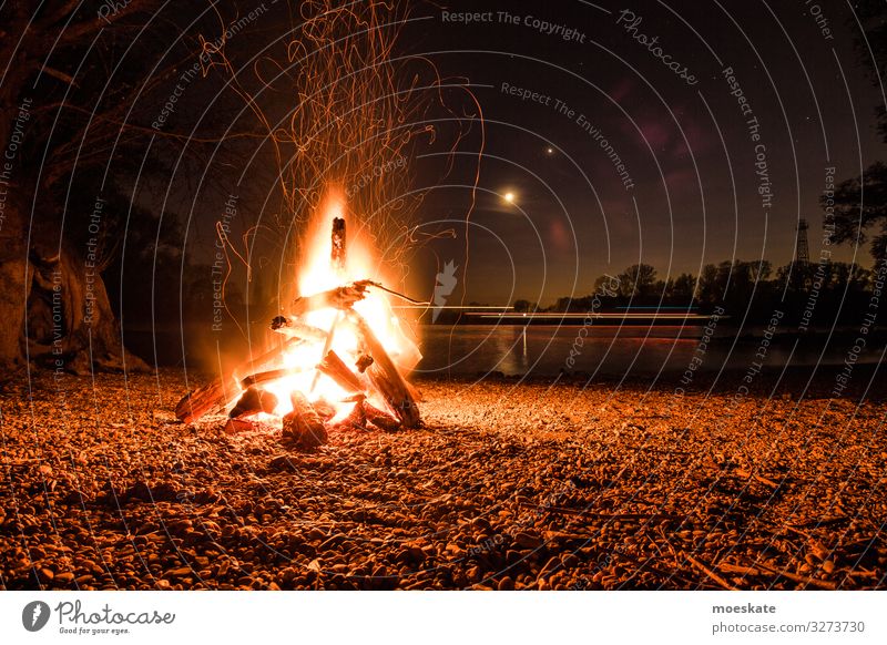 Lagerfeuer in einer Sommernacht am Fluss Frühling Küste Seeufer Flussufer Strand heiß Feuerstelle Lagerfeuerstimmung Natur Nacht Farbfoto Gedeckte Farben