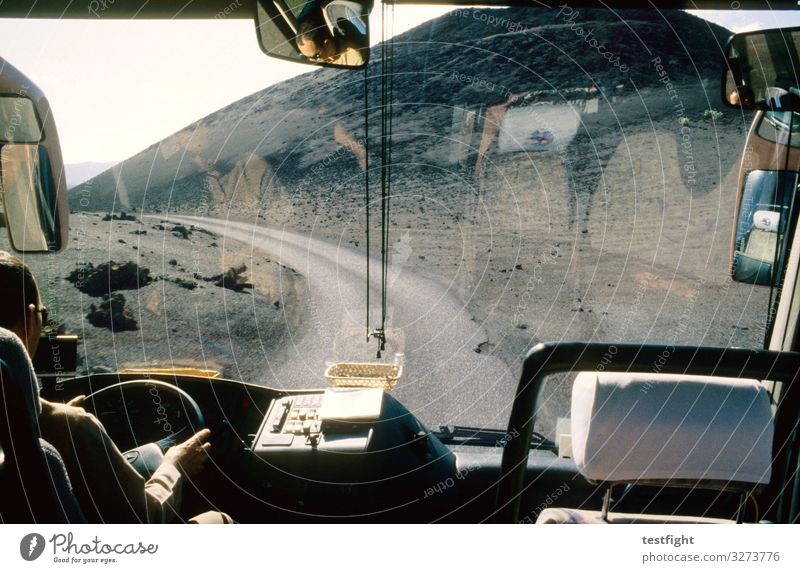 busfahrer Arbeit & Erwerbstätigkeit Beruf Umwelt Natur Landschaft fahren Busfahren Fensterscheibe Lenkrad lenken Güterverkehr & Logistik Farbfoto Innenaufnahme