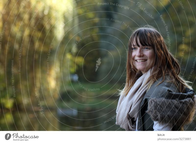 Junge Frau, im Herbst, in der Natur. Mensch feminin Jugendliche Umwelt Pflanze Baum Park Wald Blick Stimmung Freude Glück Fröhlichkeit Zufriedenheit