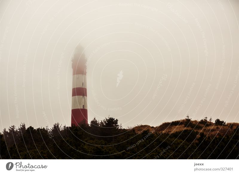 Egal was kommt Himmel Wetter schlechtes Wetter Nebel Insel Amrum Leuchtturm Gebäude alt gruselig hoch braun rot weiß Angst Hoffnung Tourismus Farbfoto