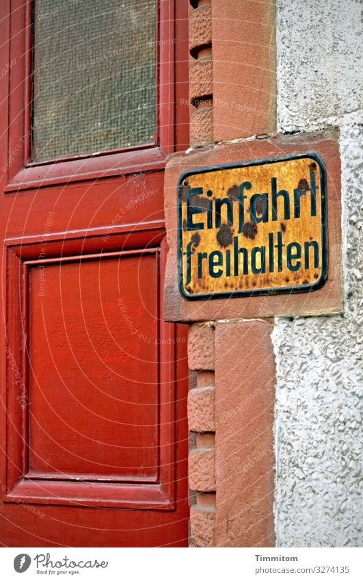 Einfahrt Stadt Haus Mauer Wand Tor Stein Holz Metall Schriftzeichen Hinweisschild Warnschild alt braun gelb gold grau rot schwarz Ordnung Einfahrt freihalten