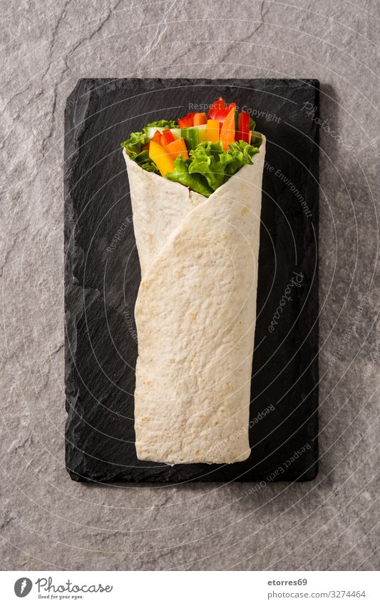 Gemüsetortilla-Wraps auf grauem Steingrund. Ansicht von oben umhüllen Brötchen Fladenbrot Lebensmittel Gesunde Ernährung Foodfotografie Frühling