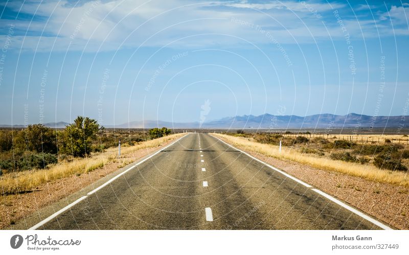 Gerade Straße Landschaft Himmel Horizont Sommer Schönes Wetter Verkehr Verkehrswege fahren blau braun grau orange Abenteuer Freiheit Fernweh Reisefotografie