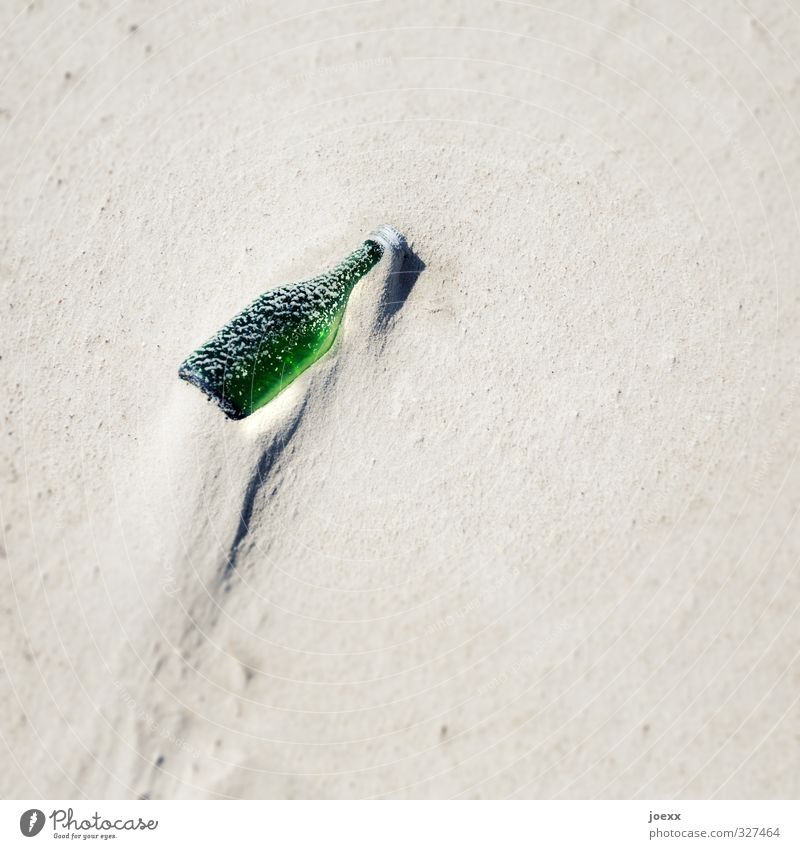 Sie hatten Post Sand Schönes Wetter Strand Flasche Glas alt hell grün leer Altglas Strandgut Farbfoto Außenaufnahme Menschenleer Tag Licht Schatten