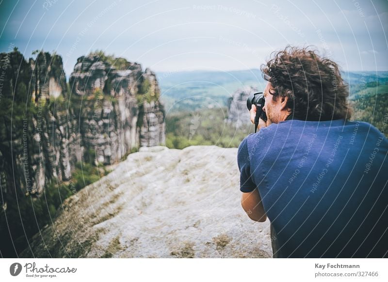 Junger Mann macht Fotos vom Elbsandsteingebirge Lifestyle Ferien & Urlaub & Reisen Tourismus Ausflug Abenteuer Freiheit Sommerurlaub Berge u. Gebirge wandern