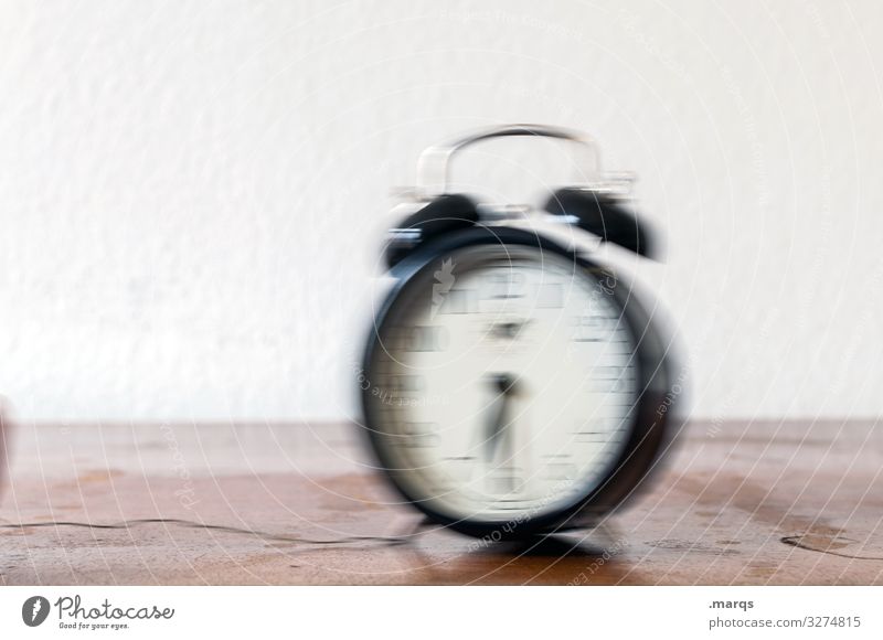 Aufwachen! Wohnung Wecker Uhr Beginn Zeit aufwachen Morgen aufstehen wecken Alarm Frühaufsteher Arbeit & Erwerbstätigkeit Farbfoto Innenaufnahme Menschenleer