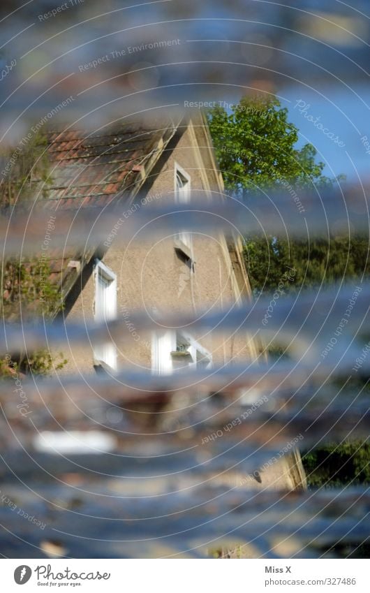 Pfütze Wohnung Haus Wasser nass Häusliches Leben Hochwasser Überschwemmung Farbfoto mehrfarbig Außenaufnahme Menschenleer Reflexion & Spiegelung