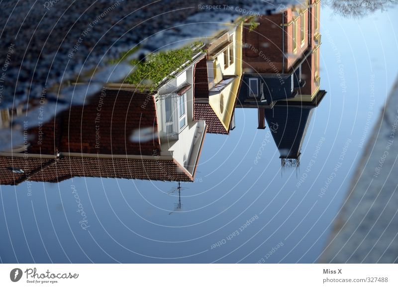 Hochwasser Wasser Wetter Schönes Wetter schlechtes Wetter Unwetter Regen Haus nass Desaster Pfütze Überschwemmung überschwemmt Farbfoto Außenaufnahme