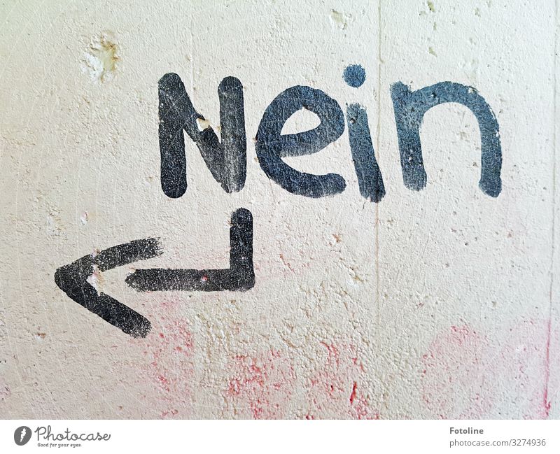 Nein Stein Beton Zeichen Schriftzeichen Graffiti Pfeil fest hell schwarz weiß Wort Buchstaben Wand Farbfoto Gedeckte Farben Außenaufnahme Menschenleer Tag Licht