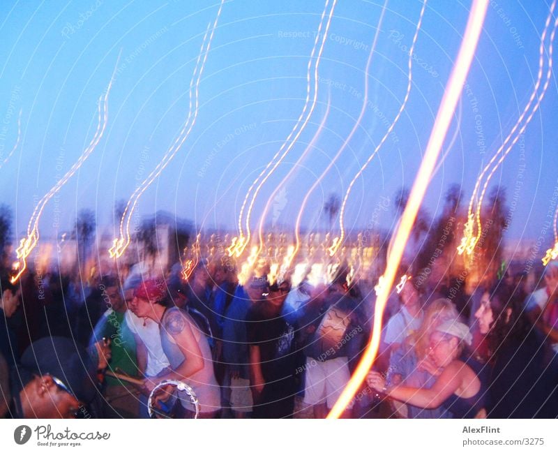 zugedrönt Party Mensch Strandparty Menschengruppe Lichtstreifen Langzeitbelichtung Partygast Außenaufnahme