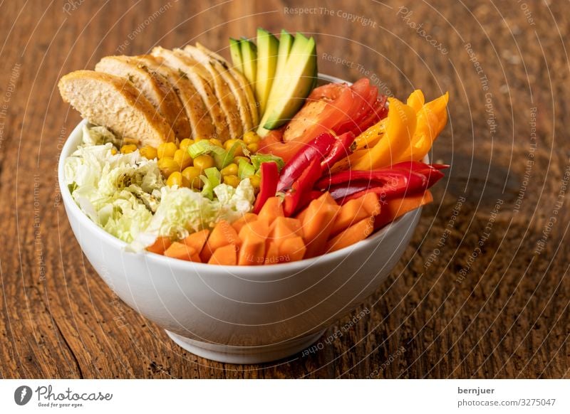 Buddhabowl mit Huhn auf Holz Gemüse Brot Ernährung Mittagessen Abendessen Diät Schalen & Schüsseln frisch trendy lecker violett weiß Weißwein Baguette Haushuhn