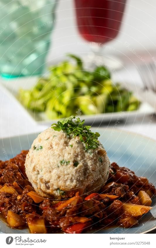 ungarisches Gulasch mit Semmelknödel Fleisch Gemüse Brot Suppe Eintopf Kräuter & Gewürze Abendessen Teller Löffel Tisch heiß lecker braun Knödel Semmelkloß