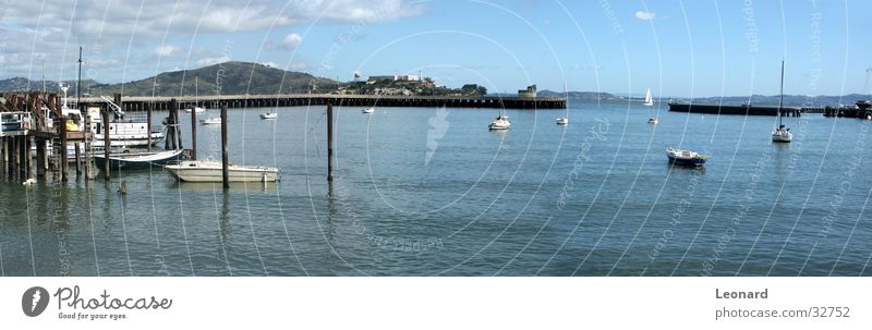 Alcatraz Island Meer Wasserfahrzeug Segelschiff Anlegestelle Hügel Wolken San Francisco Amerika Panorama (Aussicht) Bucht Berge u. Gebirge Insel