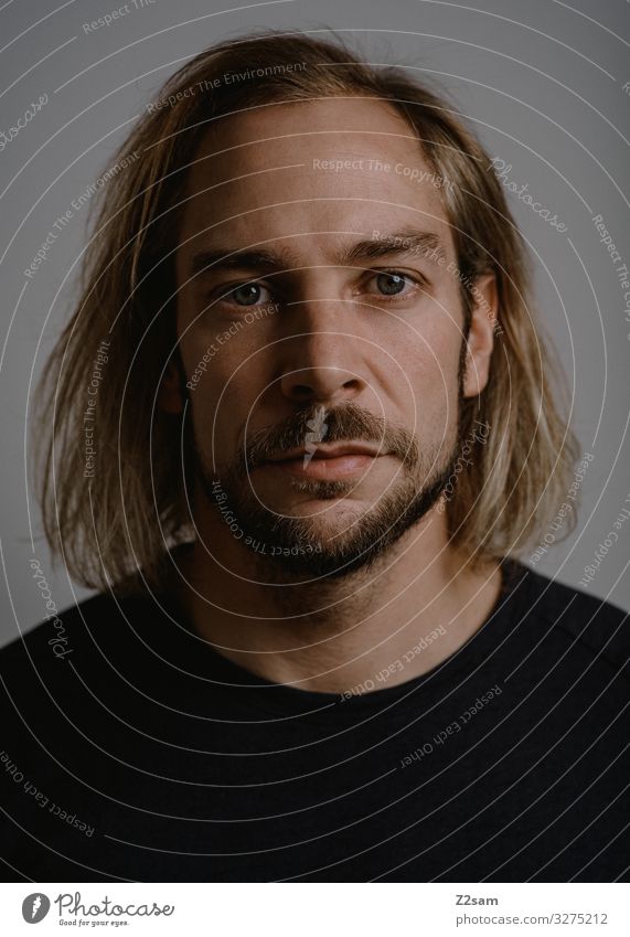 Porträt Mann junger Mann lange haare blond studiofotografie ehrlich natürlich Bart dunkel licht Schatten Klick Mode schwarz T-Shirt Gesicht Nahaufnahme