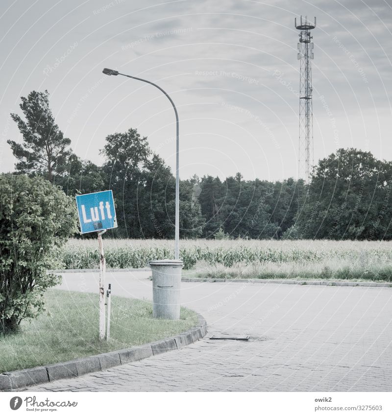 Luftaufnahme Himmel Wolken Baum Gras Sträucher Feld Wald Straße Tankstelle Müllbehälter Stein Metall Schriftzeichen Schilder & Markierungen Hinweisschild