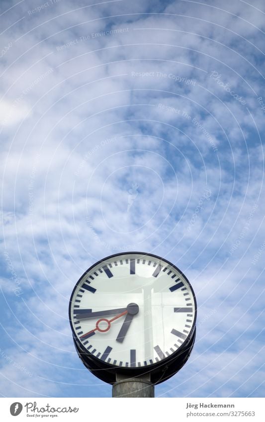 Bahnhofsuhr unter blauem Himmel Ferien & Urlaub & Reisen Uhr Wolken Gebäude alt beobachten hell neu weiß Hintergrund Großstadt Frist Licht Minute