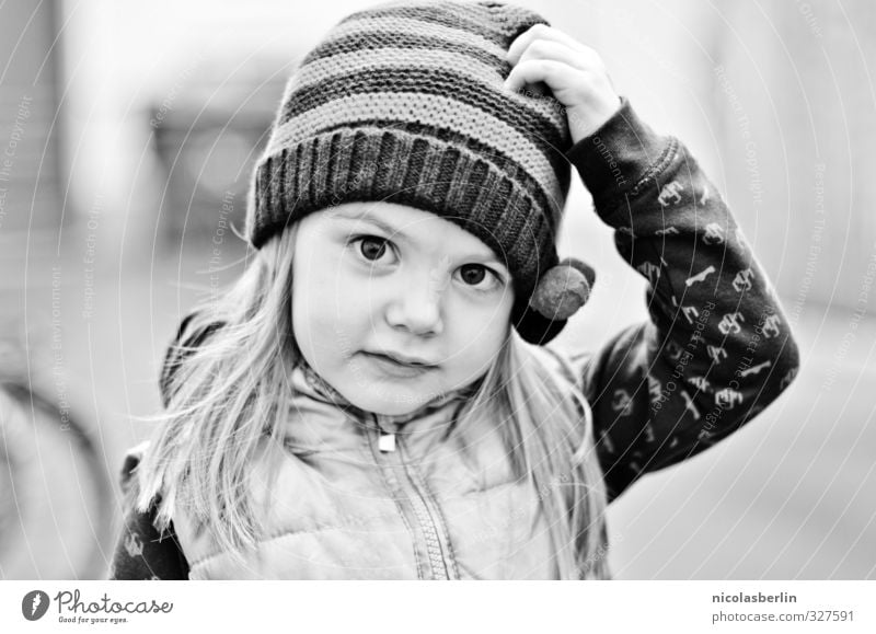 Montags Portrait 71 - Die kleine Süße Garten Mensch Mütze blond langhaarig natürlich Schwarzweißfoto Außenaufnahme Schwache Tiefenschärfe Porträt Blick