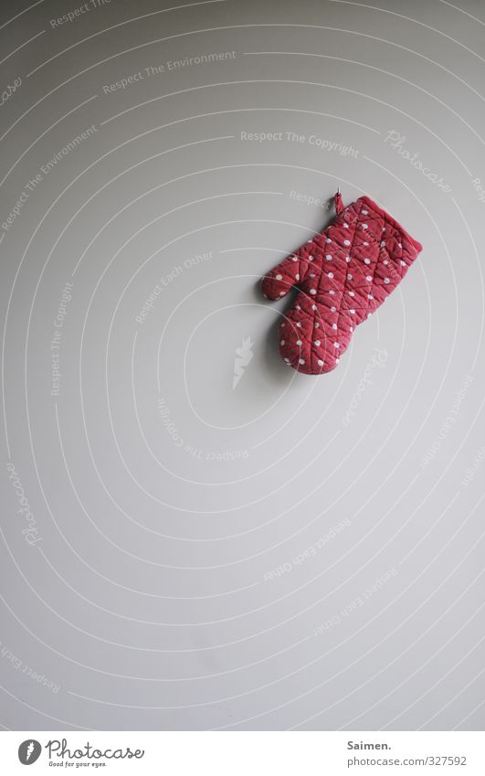 gepunktetes küchenstilleben Handschuhe hängen Punkt Küche Wand rot Licht Nagel Gedeckte Farben