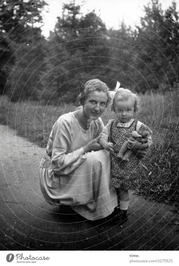 Mama, Eva und der Teddy feminin Kind Frau Erwachsene Mutter Kindheit 2 Mensch Park Wiese Wald Wege & Pfade Kleid Haarschleifen brünett Locken Spielzeug Teddybär