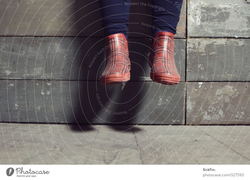 Wilhelmsburg / Auf der Mauer auf der Lauer... feminin Beine Fuß 1 Mensch Gummistiefel sitzen blau braun rot Gelassenheit ruhig Pause baumeln Erholung Farbfoto