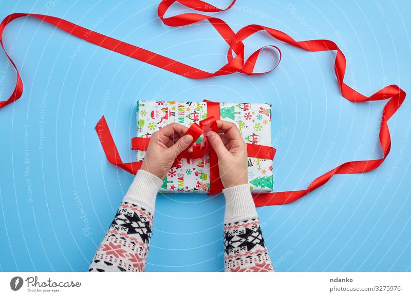 Hände im Pullover verknotet ein rotes Band Dekoration & Verzierung Feste & Feiern Weihnachten & Advent Silvester u. Neujahr Geburtstag Frau Erwachsene Hand